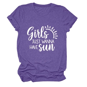 Détail de l'imprimé Girls Just Wanna Have Sun sur t-shirt violet chiné court