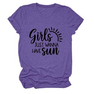 Gros plan du t-shirt violet à col rond avec imprimé graphique 'Girls JUST WANNA HAVE SUN'
