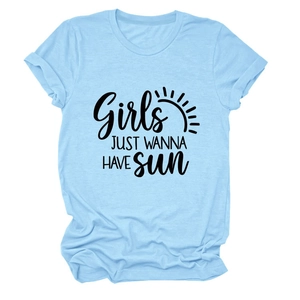 Gros plan d'un T-shirt bleu ciel en coton avec imprimé 'Girls JUST WANNA HAVE sun' et soleil