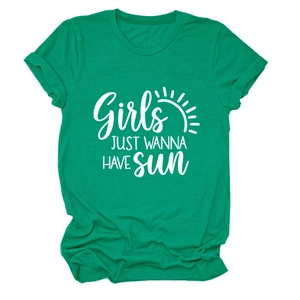 Détail du t-shirt vert avec imprimé blanc Girls Just Wanna Have Sun et motif soleil