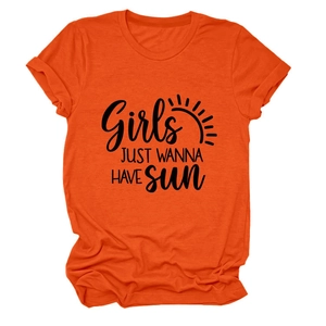Détail du t-shirt orange à col rond avec imprimé noir Girls Just Wanna Have Sun