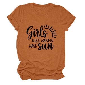 Détail d'un t-shirt orange brûlé avec l'imprimé graphique Girls Just Wanna Have Sun