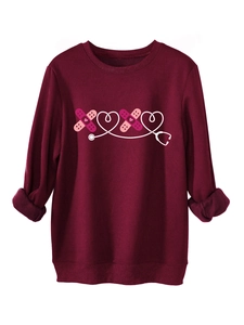 Dettaglio felpa bordeaux con motivo medico XOXO cuore cerotto e stetoscopio stampato