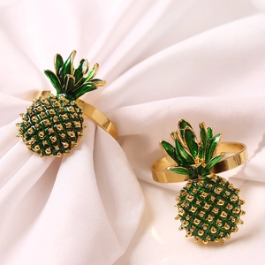 Ronds de serviette ananas dorés avec émail vert sur tissu en satin blanc