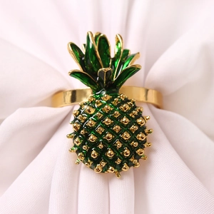Rond de serviette ananas doré avec émail vert et détails en strass brillants sur le fruit
