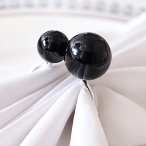 Servilletero en forma de U con perlas negras pulidas y acabado plateado de estilo moderno