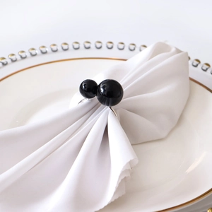 Servilletero moderno en U con perlas negras brillantes en lino y plato con borde dorado