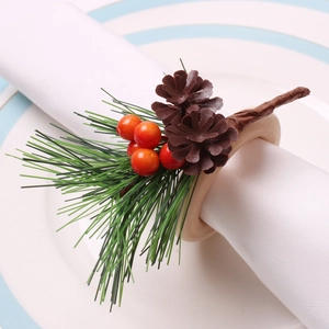 Details des Weihnachts-Serviettenrings mit Tannenzapfen, roten Beeren und Nadeln