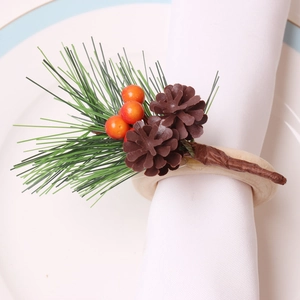 Details des Serviettenrings mit Tannennadeln, roten Beeren und kleinen Zapfen