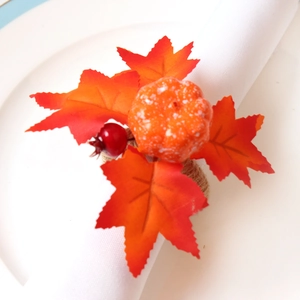 Ahornblatt und Kürbis Serviettenring mit roten Beeren und Jutekordel-Dekor