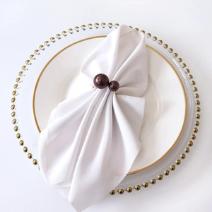 Elegante servilletero dorado con perlas dobles color burdeos en tela blanca