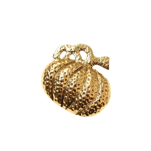 Servilletero de calabaza dorada en metal martillado para decoración de mesa de otoño