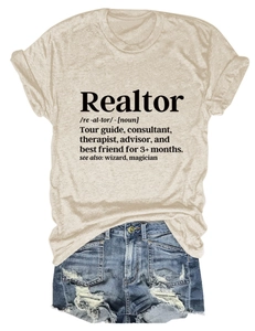 Dettaglio della maglietta beige Realtor e degli shorts in denim blu strappati