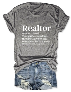 Flat lay della maglietta grigia Realtor con pantaloncini di jeans effetto usurato
