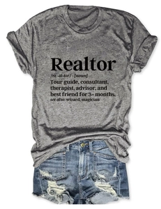 Dettaglio flat lay di t-shirt grigia Realtor e pantaloncini di jeans strappati