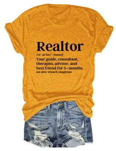 T-shirt gialla Realtor con stampa e pantaloncini in denim su sfondo bianco neutro