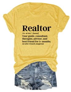 Dettaglio della maglietta Realtor gialla infilata in pantaloncini di jeans blu