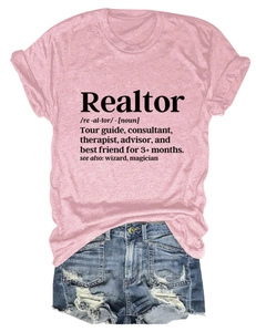 Dettaglio della maglietta rosa Realtor con shorts in denim strappati per look estivo
