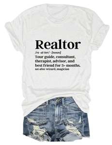 Vista piatta della maglietta bianca con citazione Realtor e pantaloncini di jeans strappati