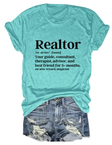 Dettaglio di una t-shirt Realtor verde chiaro in cotone e pantaloncini di denim