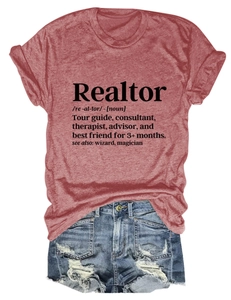 Dettaglio della maglietta rossa Realtor a girocollo con stampa e shorts in denim