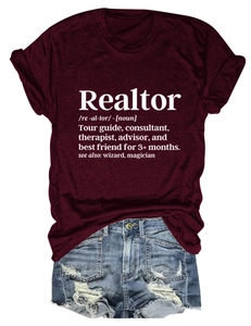 Dettaglio flat lay di t-shirt bordeaux Realtor e pantaloncini in denim strappati