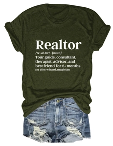 T-shirt Realtor verde scuro e pantaloncini di jeans chiari sfrangiati in vista piatta