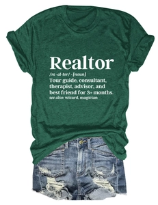 T-shirt Realtor verde scuro con pantaloncini in denim strappati su sfondo bianco
