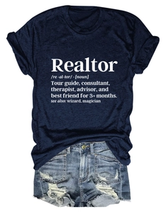 Dettaglio del set t-shirt Realtor blu navy e pantaloncini di jeans chiari strappati