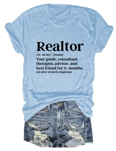 Dettaglio flat lay di t-shirt azzurra Realtor abbinata a pantaloncini di jeans strappati