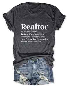 Dettaglio flat lay di una t-shirt grigia Realtor abbinata a pantaloncini di denim
