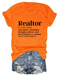 Dettaglio flat lay della t-shirt arancione Realtor con maniche risvoltate e shorts di jeans