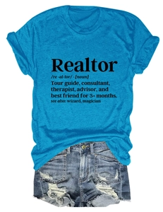 Dettaglio della t-shirt Realtor blu e degli shorts in denim in uno stile casual flat lay