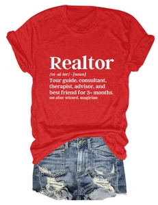 Dettaglio della maglietta rossa Realtor e degli shorts di jeans blu con effetto usurato