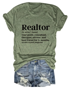 Dettaglio della stampa Realtor su t-shirt verde mélange e shorts in denim
