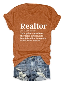 Dettaglio della stampa Realtor su t-shirt arancione marrone e pantaloncini di jeans blu