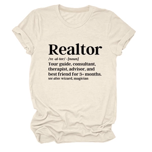 Dettaglio della stampa definizione Realtor su t-shirt beige a girocollo con maniche risvoltate