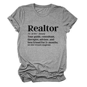 Dettaglio della t-shirt grigia con stampa Realtor e morbida trama in cotone melange