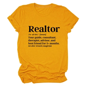 T-shirt gialla con definizione Realtor in layout piatto e girocollo casual