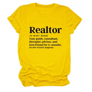 Dettaglio della t-shirt in cotone giallo con stampa nera della definizione Realtor