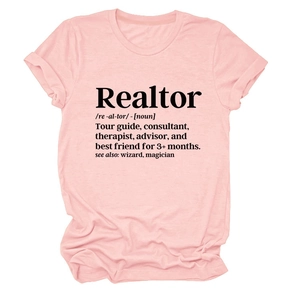 Dettaglio di una t-shirt rosa chiaro a girocollo con stampa della definizione realtor in nero