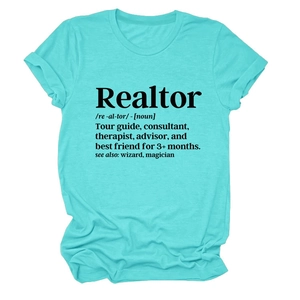 Dettaglio della t-shirt verde acqua con girocollo, stampa Realtor e doppie cuciture