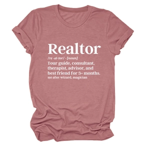 Dettaglio di una t-shirt in cotone rosa antico con stampa minimalista del testo Realtor