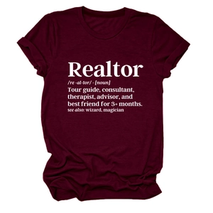 Dettaglio della stampa Realtor su t-shirt bordeaux girocollo con maniche arrotolate