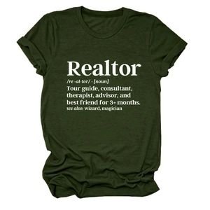 Dettaglio della manica con risvolto e scritta Realtor su t-shirt verde oliva scuro