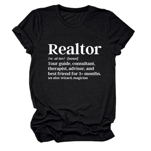 Dettaglio della stampa definizione di dizionario su t-shirt nera da realtor