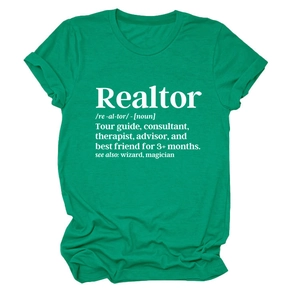 Dettaglio della stampa definizione Realtor su t-shirt verde a maniche corte in misto cotone