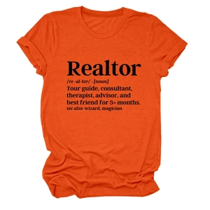 Dettaglio della t-shirt arancione in cotone con stampa nera definizione dizionario Realtor