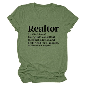 Dettaglio della stampa Realtor su una t-shirt verde oliva a girocollo a maniche corte