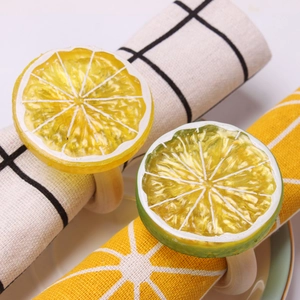 Dettaglio di fette di limone realistiche su portatovaglioli in legno naturale